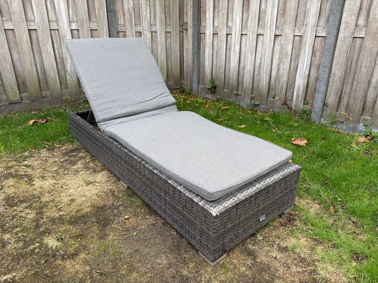 Wicker ligbed met verstelbare rugleuning en kussen, Ophalen, Gebruikt, Wicker, Verstelbaar