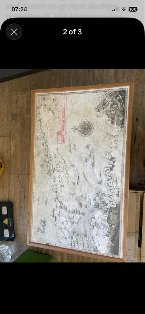 Antieke kist met gereedschap en kaart, Ophalen