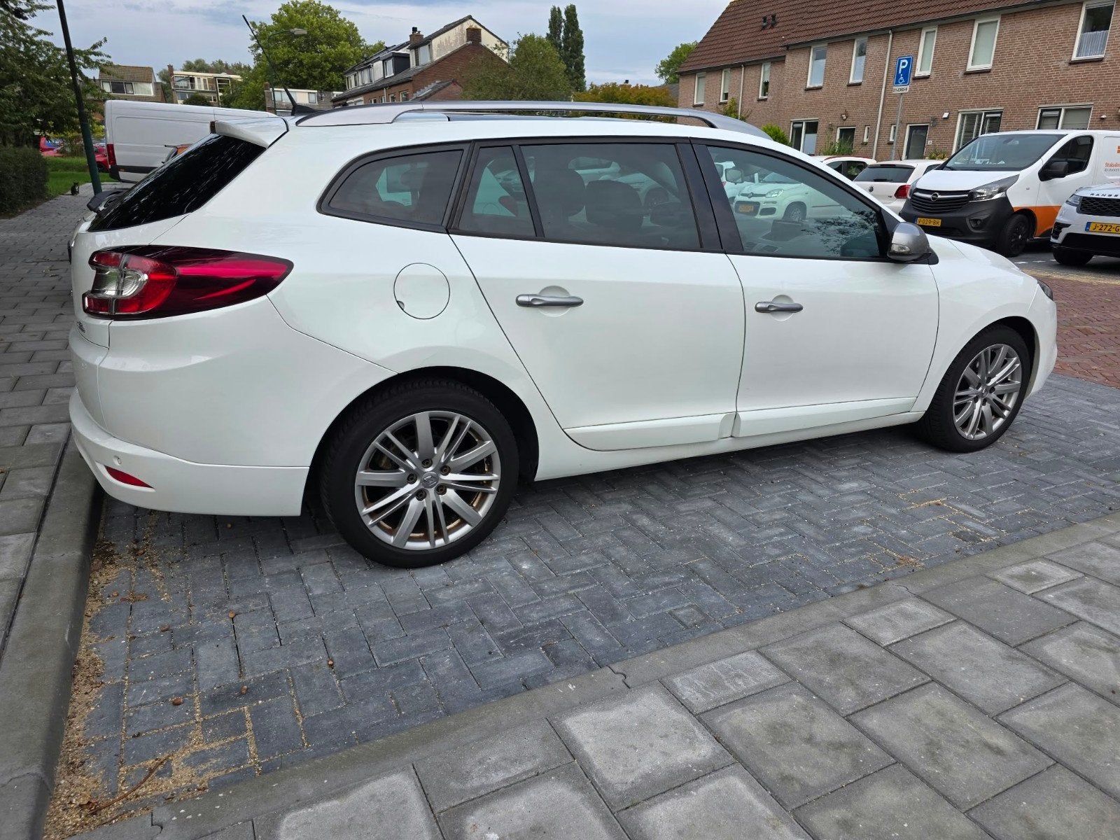 Foto 12 van Renault Mégane 1.5 DCI 81KW Estate 2012 Wit