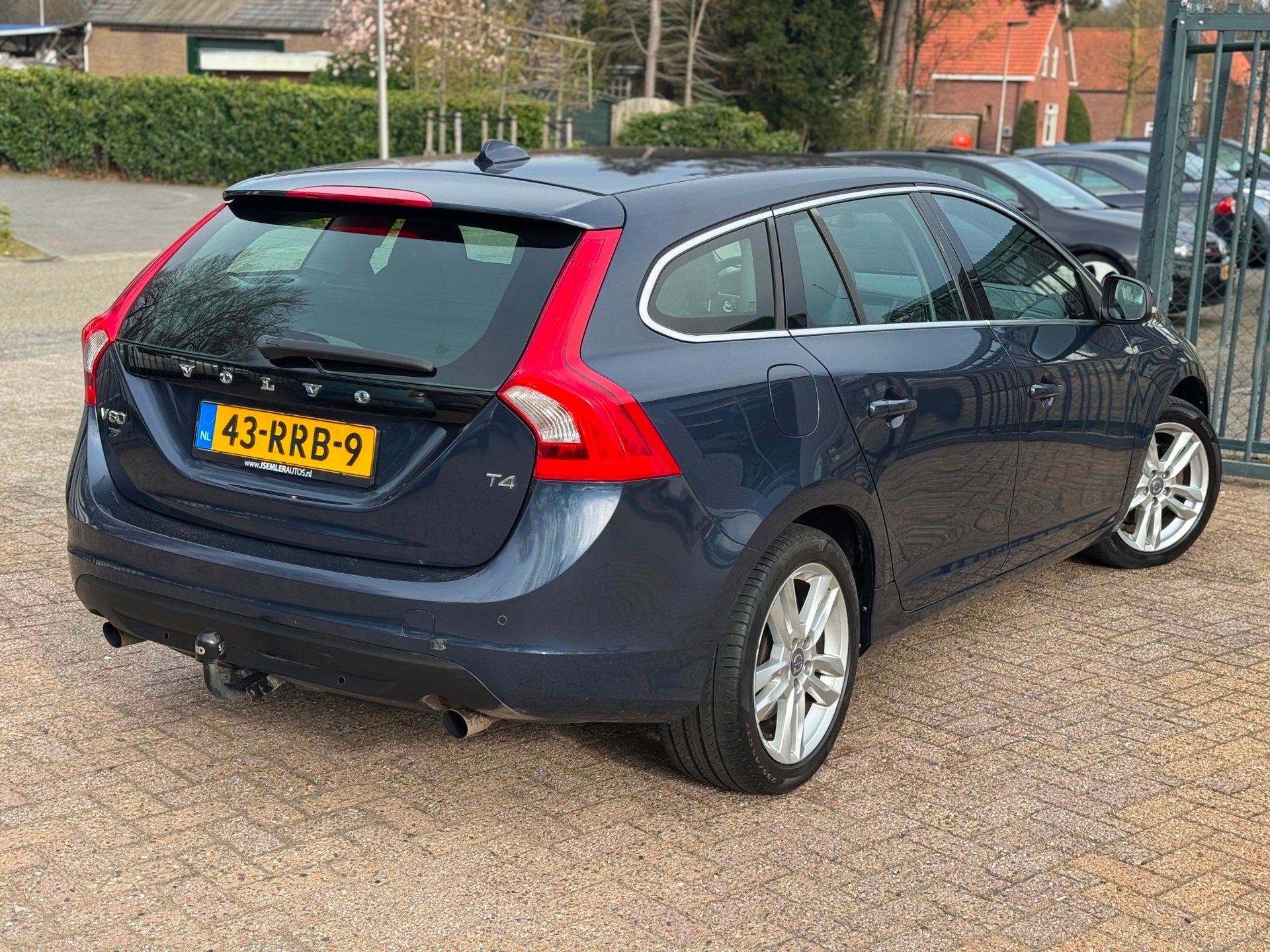 Volvo V60 1.6 T4 Momentum AUTOMAAT NAVI CRUISE APK, Gebruikt, 4 cilinders, Blauw, Leder en Stof