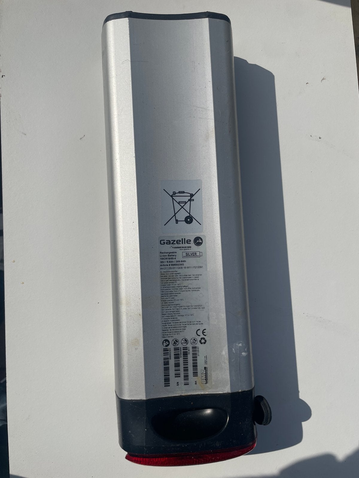 Gazelle Innergy fietsaccu met gebroken achterlicht, Fietsen en Brommers, Gebruikt