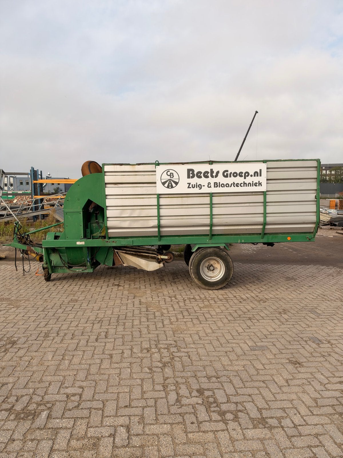 Trilo zuigwagen bladeren zuiger, Ophalen
