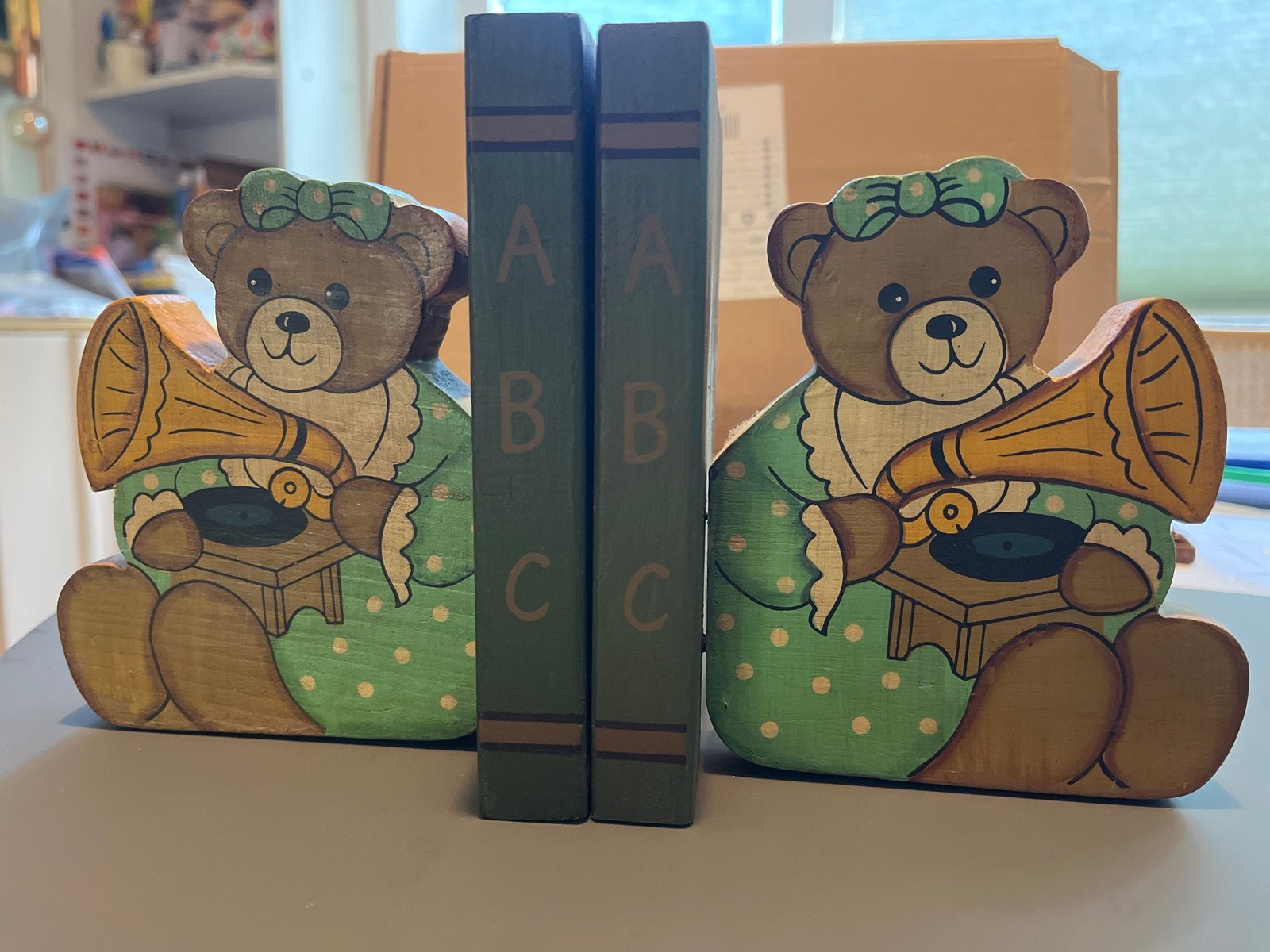 Leuke houten boekensteunen met beren en grammofoon, Ophalen, Gebruikt