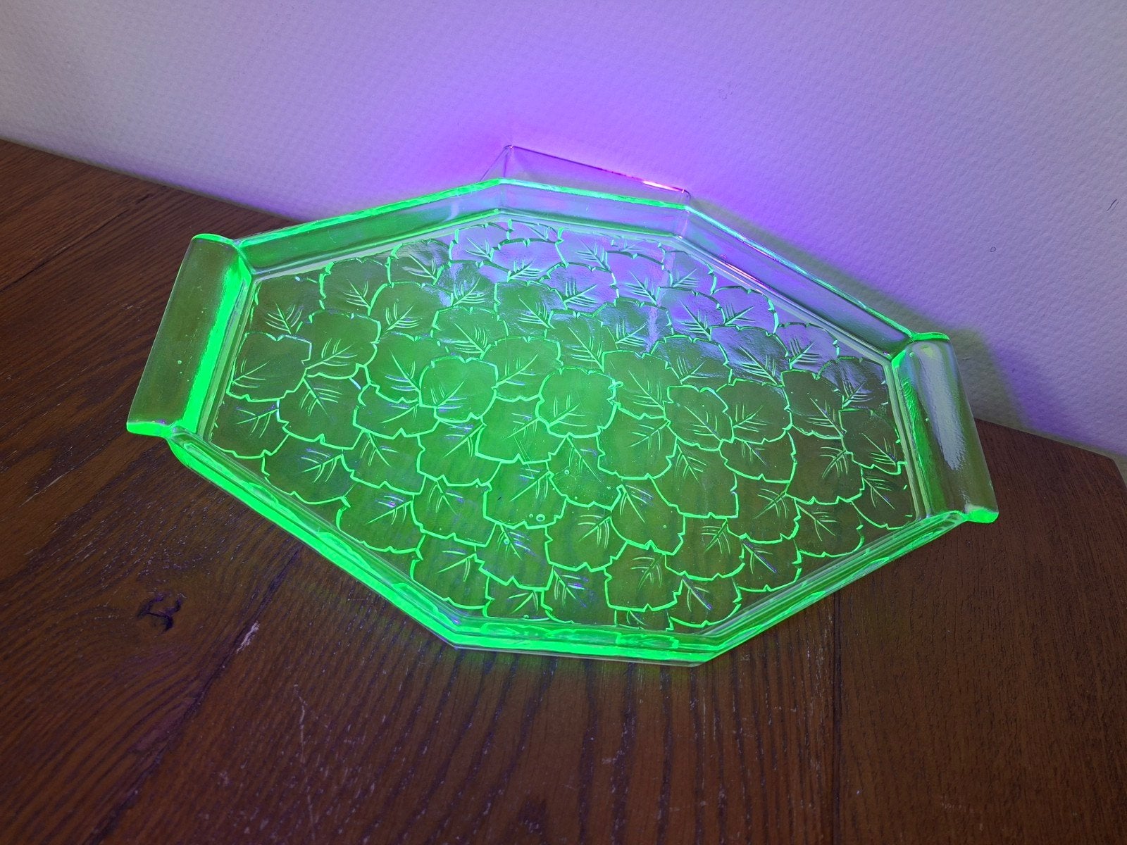 Dienblad van uraniumglas/uranium glas, Ophalen