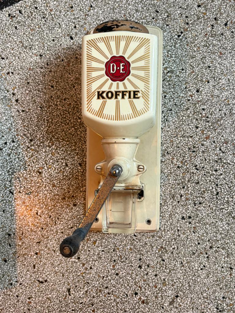 Oude koffiemolen, Ophalen