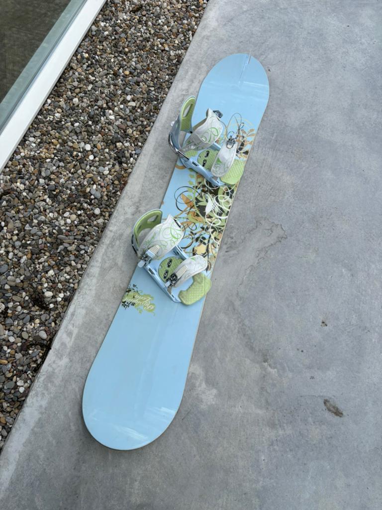 Rossignol Zena snowboard maat 152 met bindingen, Sport en Fitness, Snowboarden, Ophalen, Gebruikt, Board
