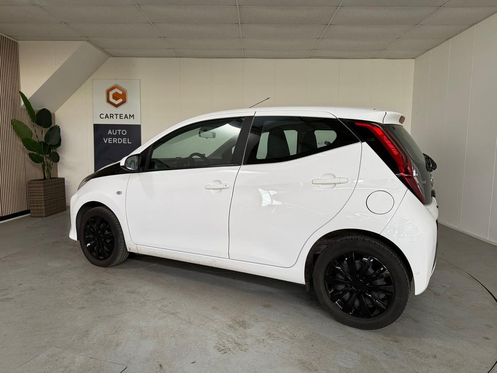 Toyota Aygo 1.0 VVT-i Black&White X-play Airco, Cruise contr, Voorwielaandrijving, Gebruikt, Euro 6, Wit