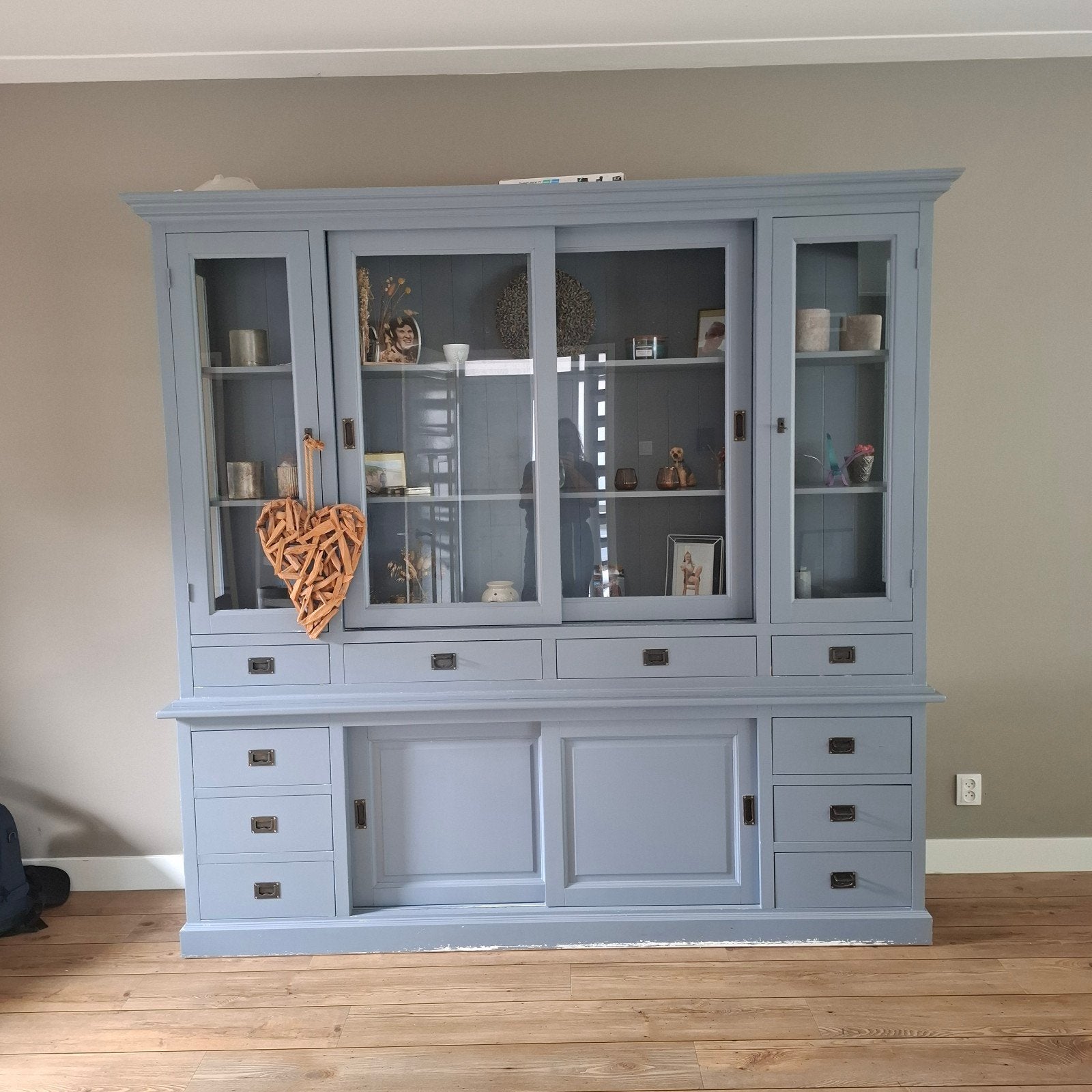 Mooie houten buffetkast met glazen en dichte schuifdeuren, Huis en Inrichting, Kasten | Buffetkasten, 200 cm of meer, Met lade(s)