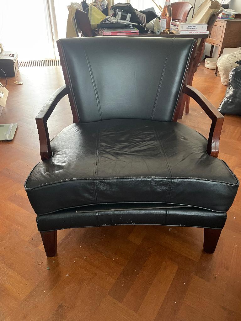 Comfortabele zwarte leren fauteuil met houten armleuningen, Ophalen, Gebruikt, Twee, Klassiek, Comfortabel