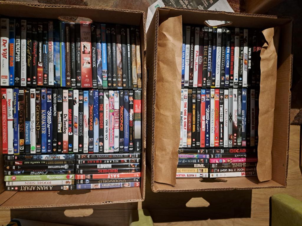2 bananen dozen vol met dvdfilms, Alle leeftijden, Ophalen, Gebruikt