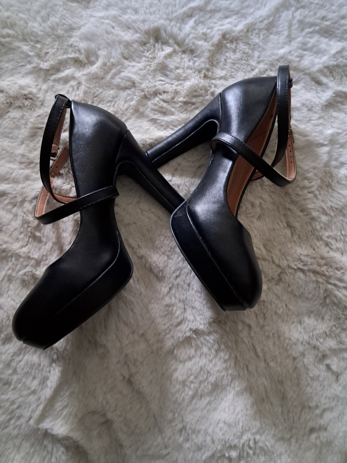 Prachtige pumps: nieuw en met spijker studs, Kleding | Dames, Schoenen, Ophalen, Zo goed als nieuw, Zwart, Pumps