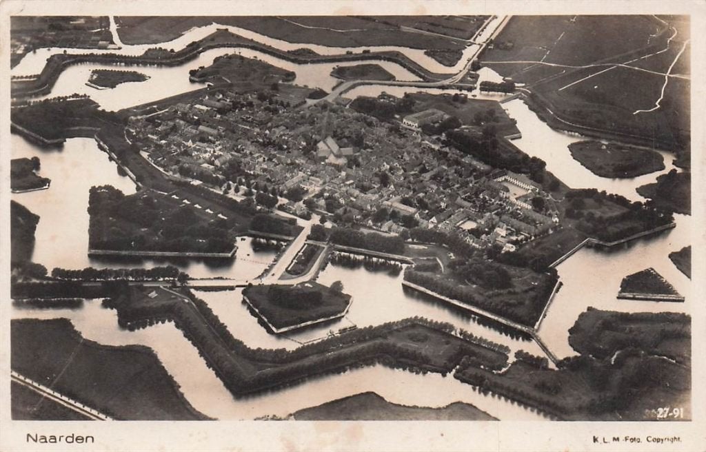 703-055-009 Naarden KLM Foto, Verzamelen, Verzenden, Voor 1920, Noord-Holland