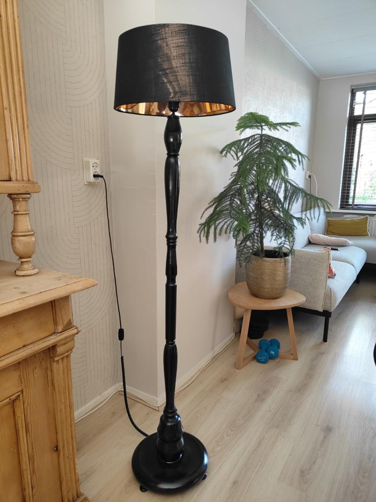Zwarte staande lamp met stoffen kap, Huis en Inrichting, Lampen | Vloerlampen, Ophalen, Gebruikt, Stof, Klassiek, Modern