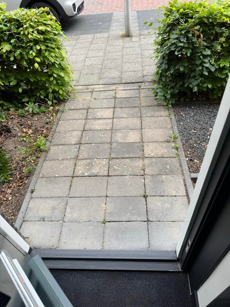 Gratis afhalen: 40 tuintegels 20x30 + rode klinkertegels, Huizen en Kamers, Kamers te huur