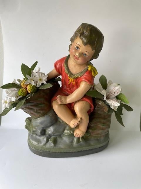 Vintage stenen kitsch beeld. Zittend meisje bloemen., Ophalen