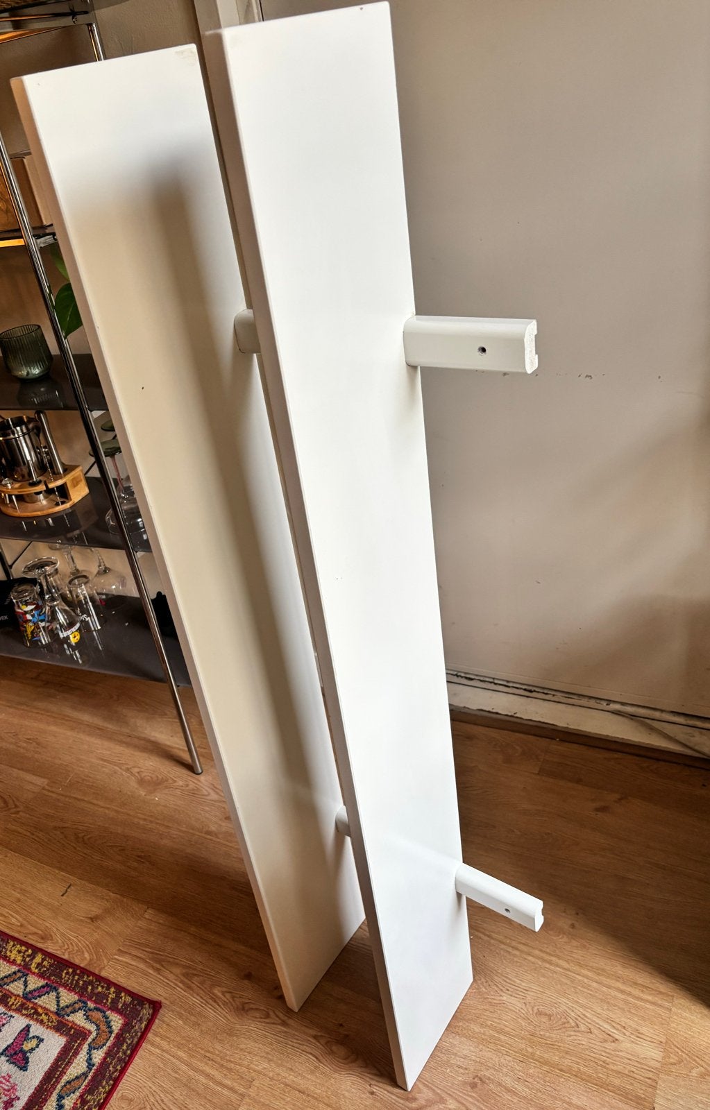Witte wandplank met stang en haken ikea, Huis en Inrichting, Ophalen, Zo goed als nieuw