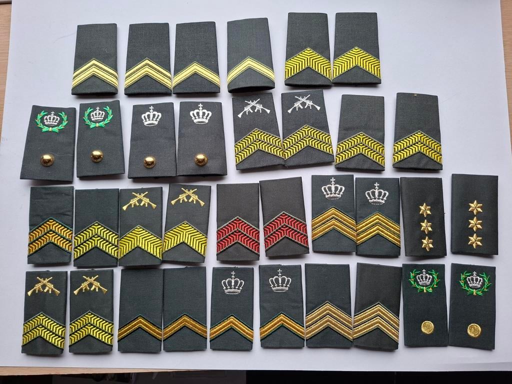 Serie DT 2000 rangen blouse en DT, Verzamelen, Ophalen of Verzenden, Landmacht, Nederland, Embleem of Badge