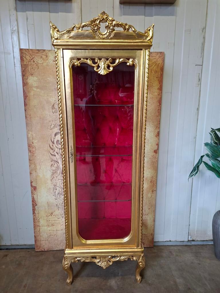 Klassieke goudkleurige vitrine met rood gestoffeerde, Ophalen of Verzenden, 25 tot 50 cm, 150 tot 200 cm
