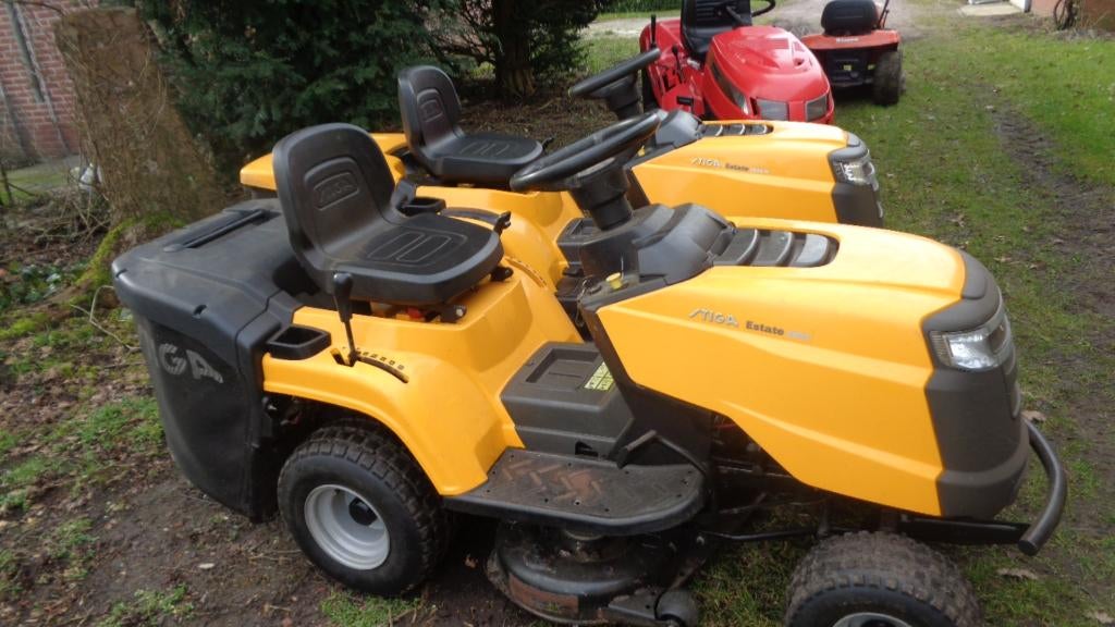 2 x nette goedlopende stiga zitmaaiers met vangbak, Tuin en Terras, Zitmaaiers, Ophalen, Gebruikt, Stiga, Versnellingen