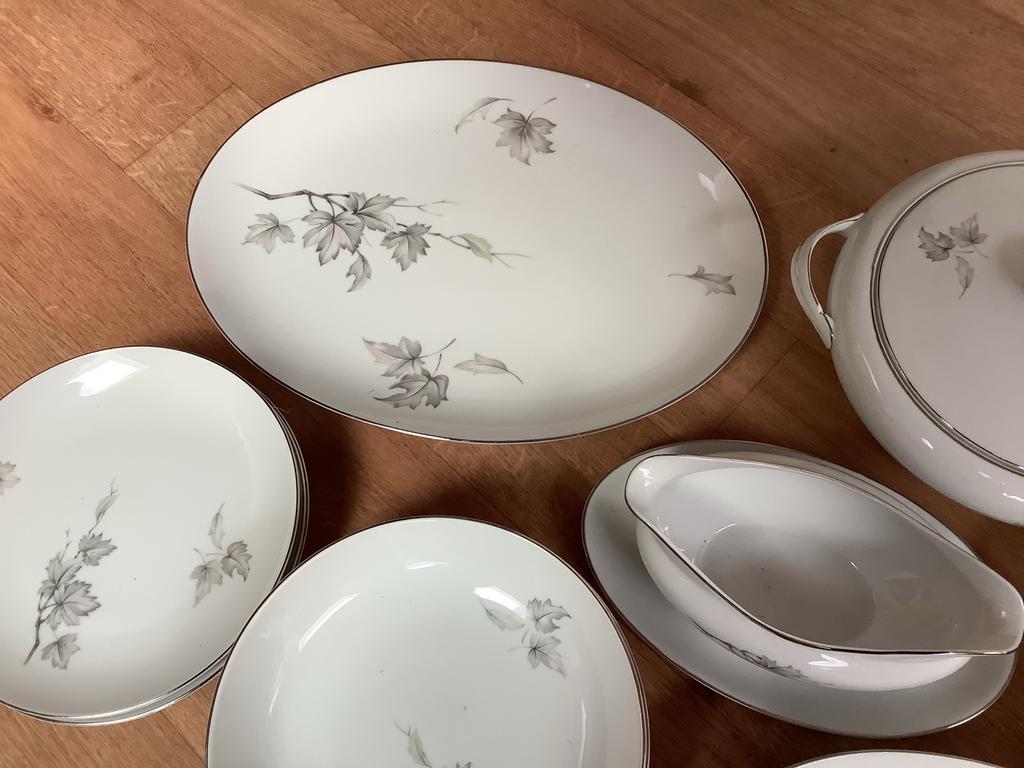 Servies met bladmotief, Antiek en Kunst, Antiek | Servies compleet, Ophalen