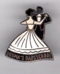 Douma's dansschool email op zilverkleurig broche ( X_109 ), Verzenden, Zo goed als nieuw, Sport, Speldje of Pin