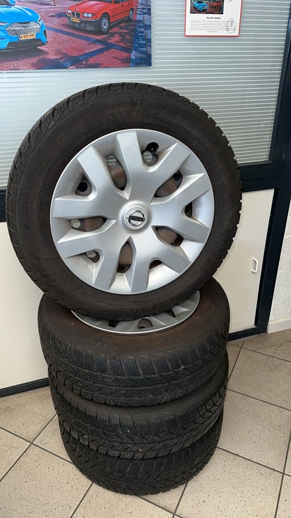 Nissan pulsar Winterbanden met Velgen - 205/60R16, Auto-onderdelen, Banden en Velgen, Gebruikt, 16 inch, Banden en Velgen, Personenwagen