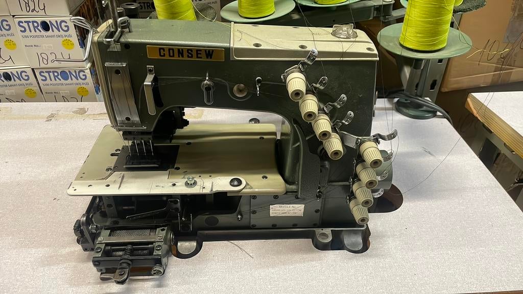 Consew 1404PMD Industriële 4-Naalds Kettingsteek met Puller, Gebruikt, Naaimachine, Industrieel, Ophalen