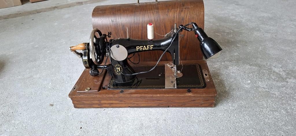 Antieke pfaff naaimachine TEAB, Ophalen