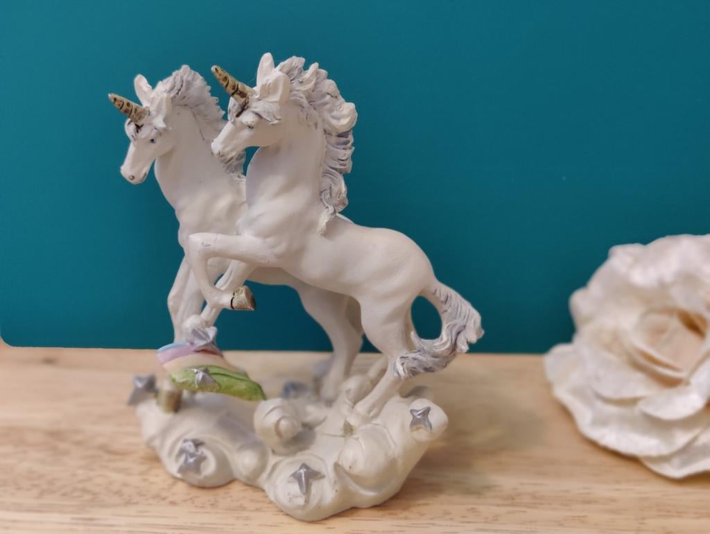 Prachtig beeldje van 2 eenhoorns, wit met gekleurde accenten, Verzamelen, Beelden en Beeldjes, Zo goed als nieuw, Fantasy, Verzenden