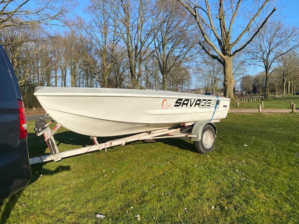 Vissersboot Savage Gear met yamaha 10pk, Watersport en Boten, Vis- en Consoleboten, Ophalen, Tot 10 pk, Buitenboordmotor, Polyester