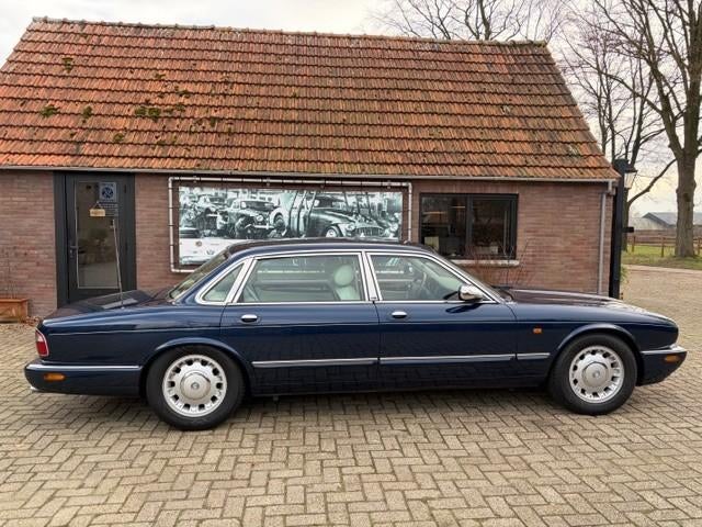 Daimler Eight 4.0 V8 LWB 1998 Blauw, Auto's, 4000 cc, Blauw, Leder, Particulier