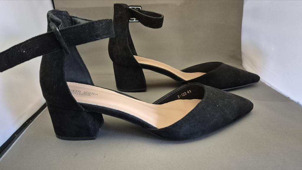 Zwarte suede pumps met bandje maat 41, Ophalen of Verzenden, Zo goed als nieuw, Zwart