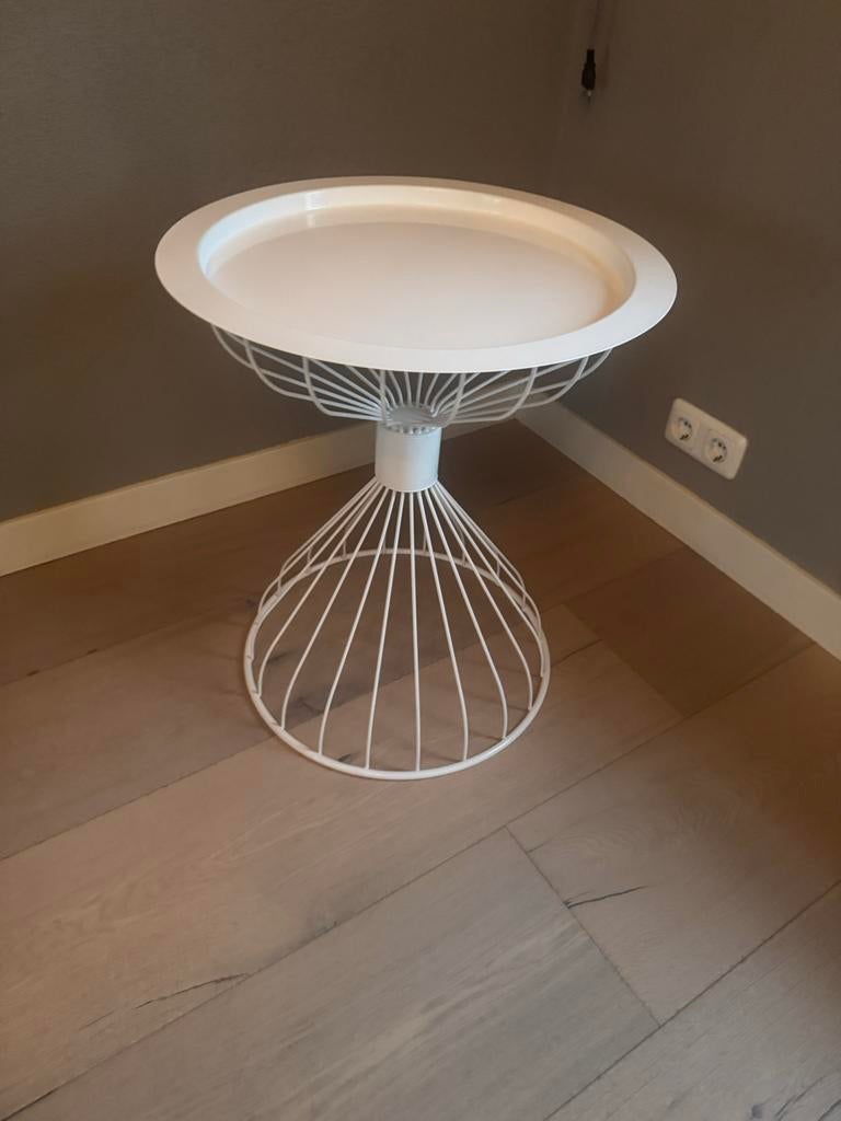 Zuiver Kelly Tracy bijzettafel - wit, in prima staat, 45 tot 60 cm, Minder dan 55 cm, Metaal of Aluminium, Rond