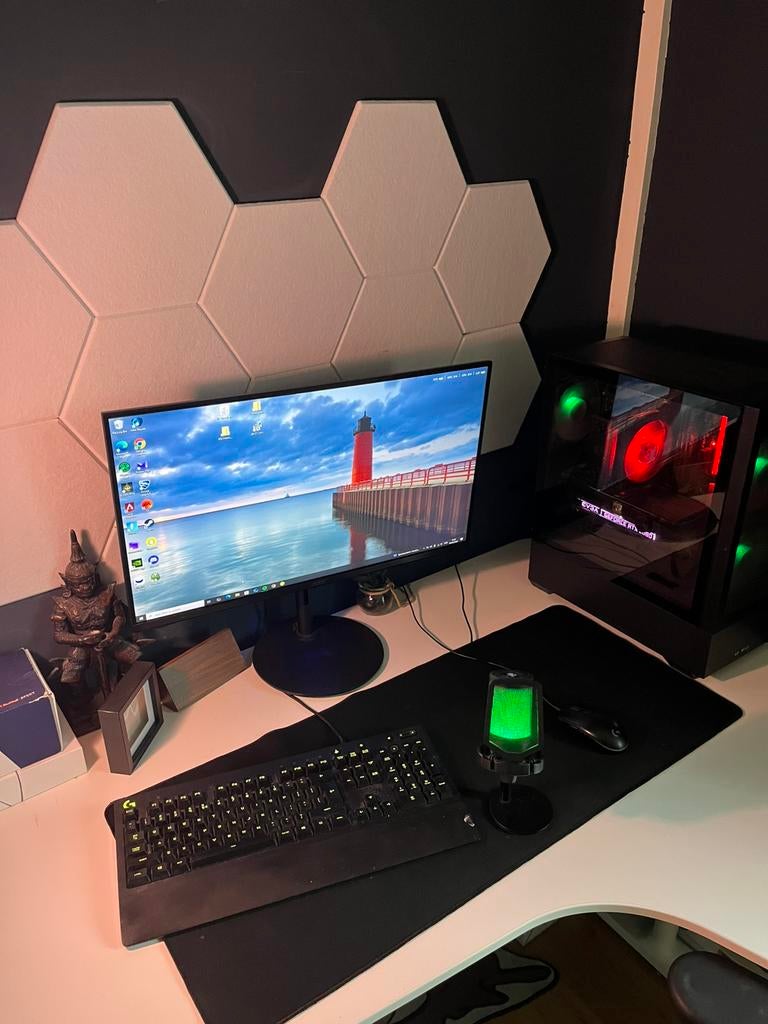 ️ complete gaming setup, Computers en Software, Desktop Pc's, Zo goed als nieuw, 4 Ghz of meer, SSD, 32 GB, Met videokaart, Met monitor