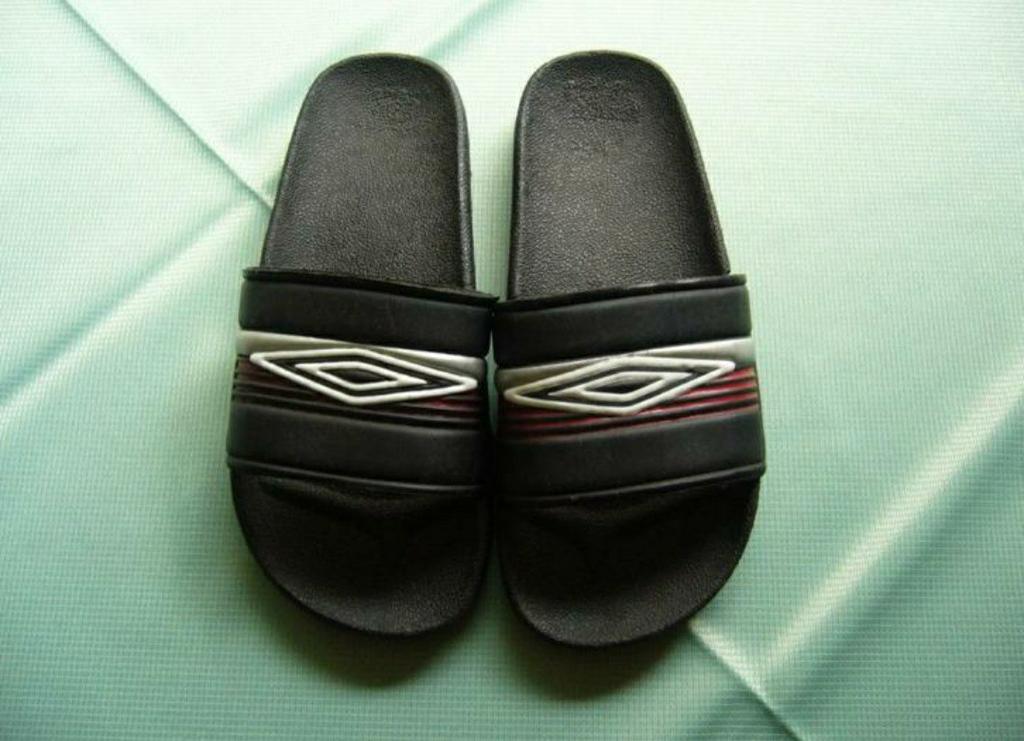 Umbro slippers - huis schoenen maat 34, Gebruikt, Jongen of Meisje, Ophalen of Verzenden, Umbro