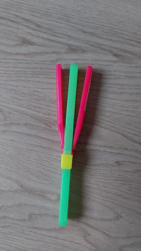 Klepper in leuke felle kleuren voor feestje of carnaval, Ophalen of Verzenden, Zo goed als nieuw, Feestartikel, Carnaval