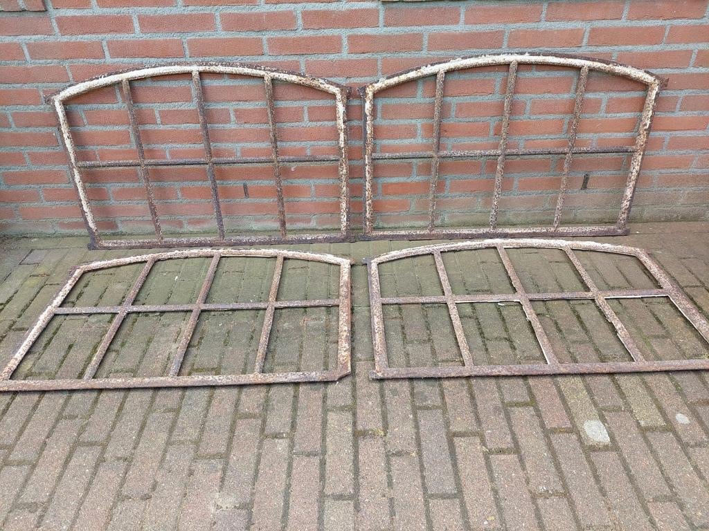 Een mooi oud getoogd gietijzeren stalraam., Doe-het-zelf en Verbouw, Glas en Ramen, Ophalen of Verzenden, Zo goed als nieuw