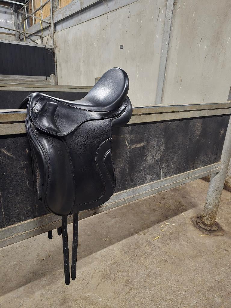 Kingsley zadel D2 18 inch, Dieren en Toebehoren, Paarden en Pony's | Zadels, Ophalen of Verzenden, Zo goed als nieuw, Dressuur