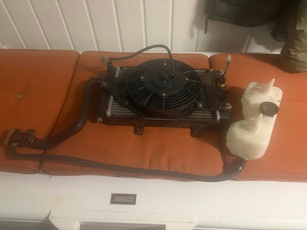 Quadro Qooder 350 radiateur + koelvin systeem compleet, Ophalen, Gebruikt, Overige automerken