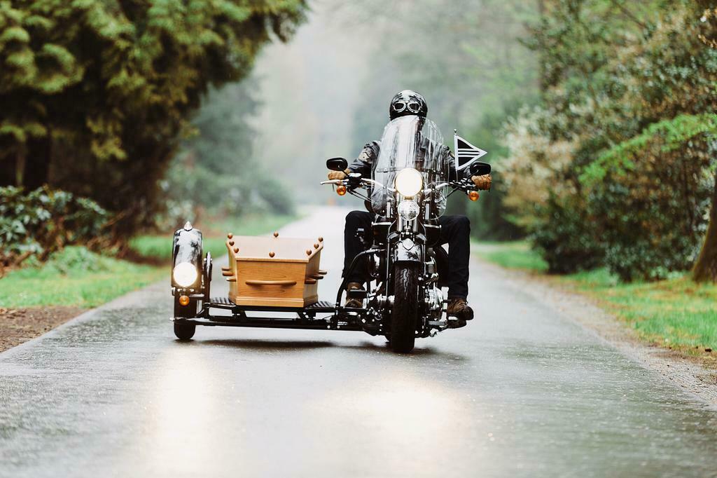 Uitvaart met een Harley-Davidson of BMW?, Bloemstukken en Rouwgeschenken