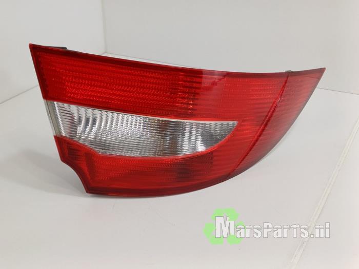 Achterlicht links van een Skoda Superb