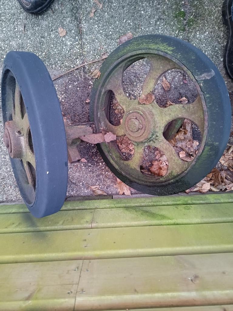 2 degelijke gietijzeren wielen, Doe-het-zelf en Verbouw, Ophalen of Verzenden