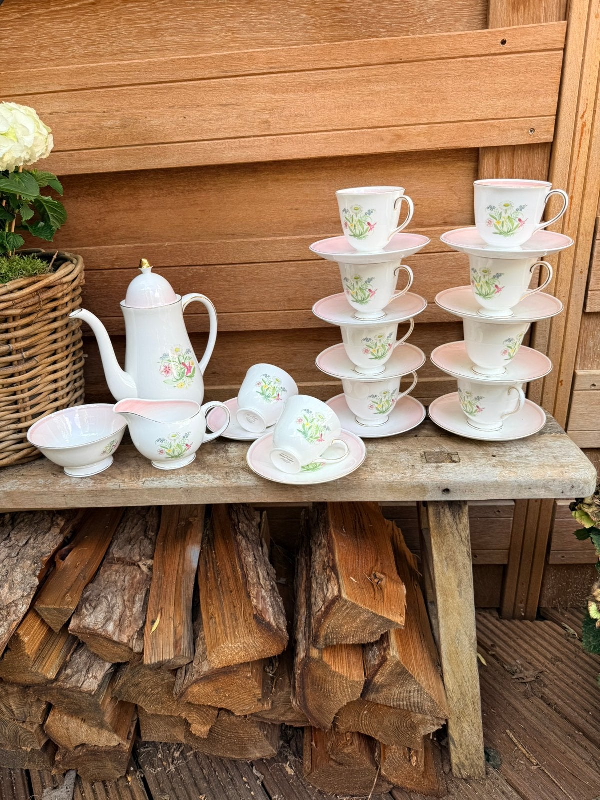 Susie Cooper Wedgwood 10 pers thee Servies roze porselein, Ophalen