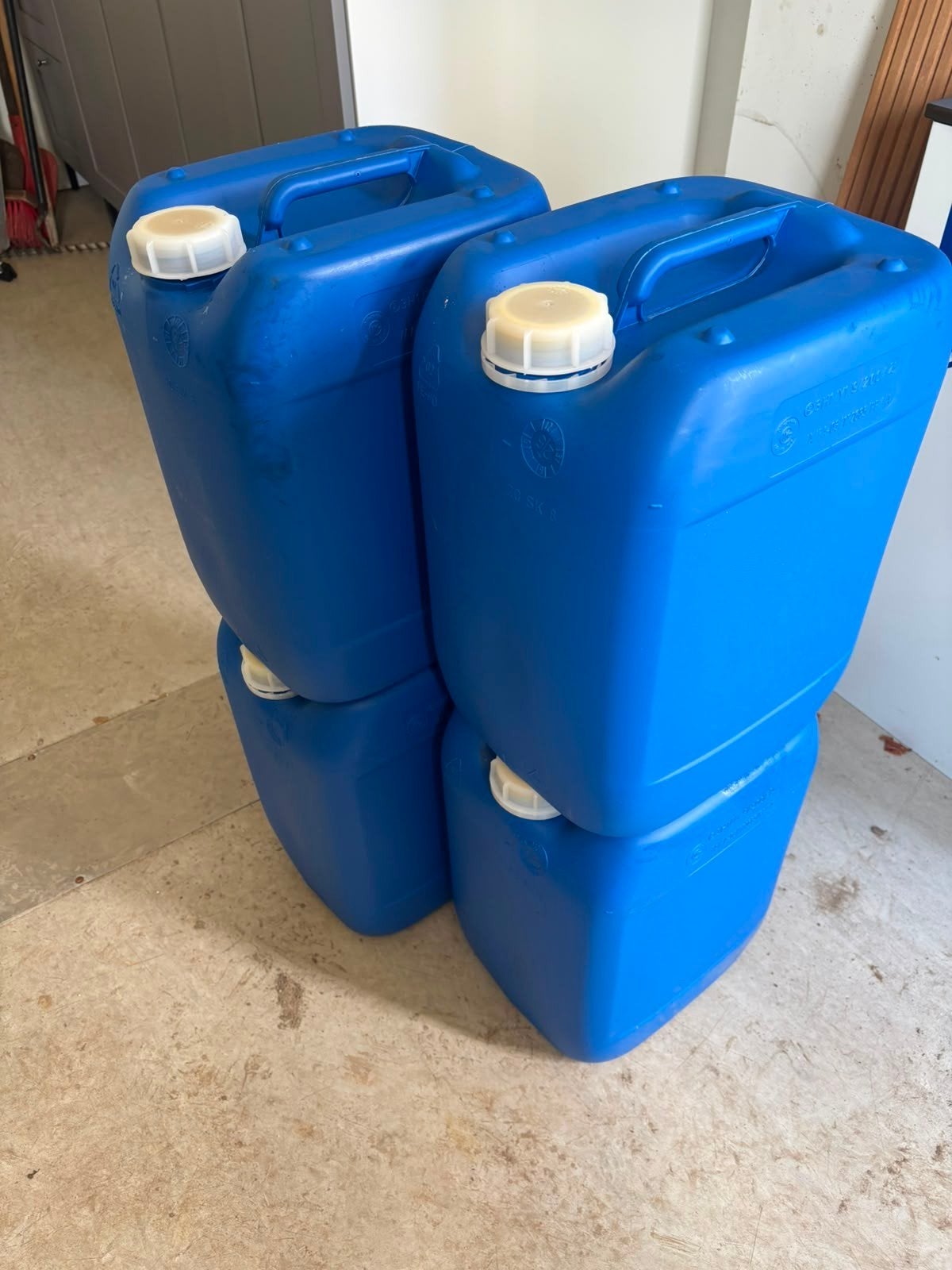 Sterke kunststof jerrycans 10L en 20 liter vanaf €1,75!!!, Auto diversen, Overige Auto diversen, Ophalen of Verzenden, NVT, NVT