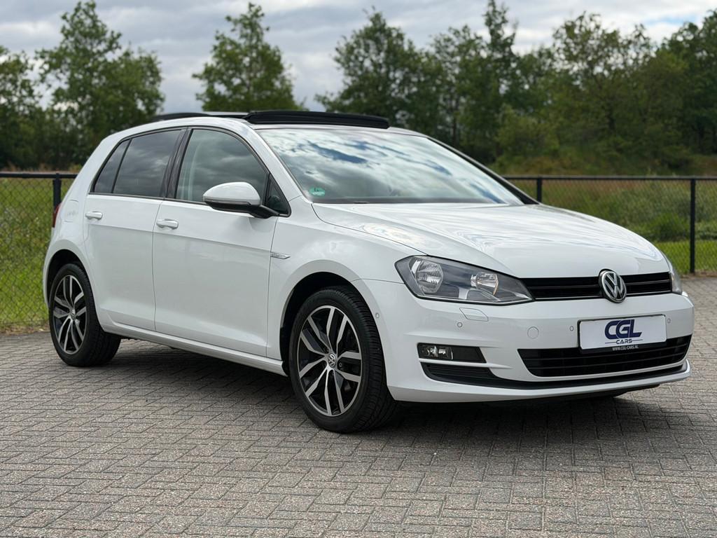 Volkswagen Golf 1.2 TSI CUP BlueMotion Tech+Panorama+DealerO, Auto's, Voorwielaandrijving, Gebruikt, Zwart, 4 cilinders