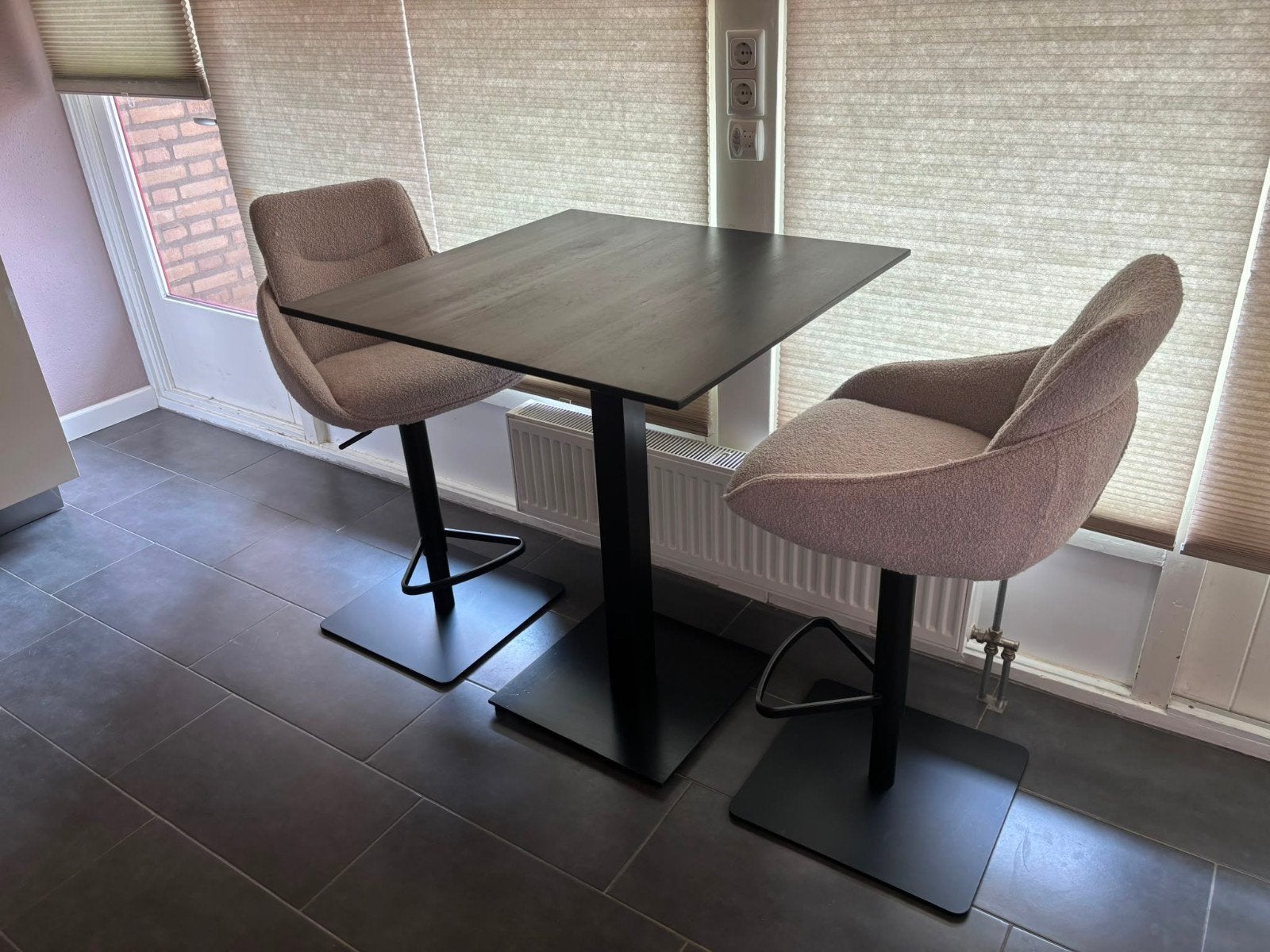 Moderne bartafel met 2 comfortabele barkrukken, Ophalen, Gebruikt, Met voetsteun, 90 cm of meer