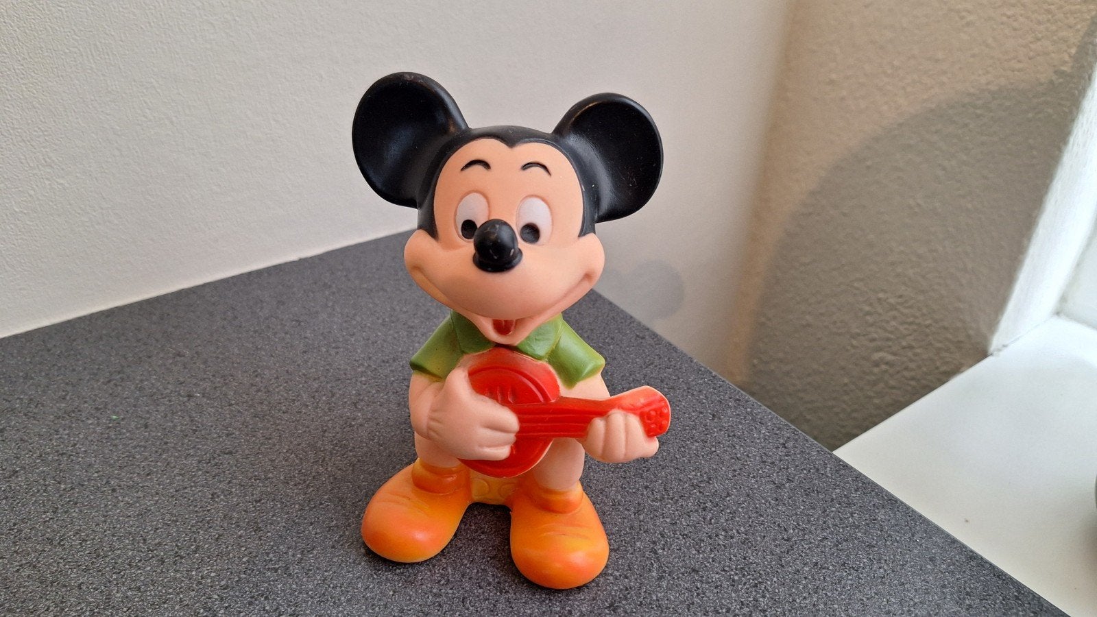 Vintage rubberen pop Mickey Mouse met gitaar - Disney, Ophalen of Verzenden, Mickey Mouse, Gebruikt, Beeldje of Figuurtje