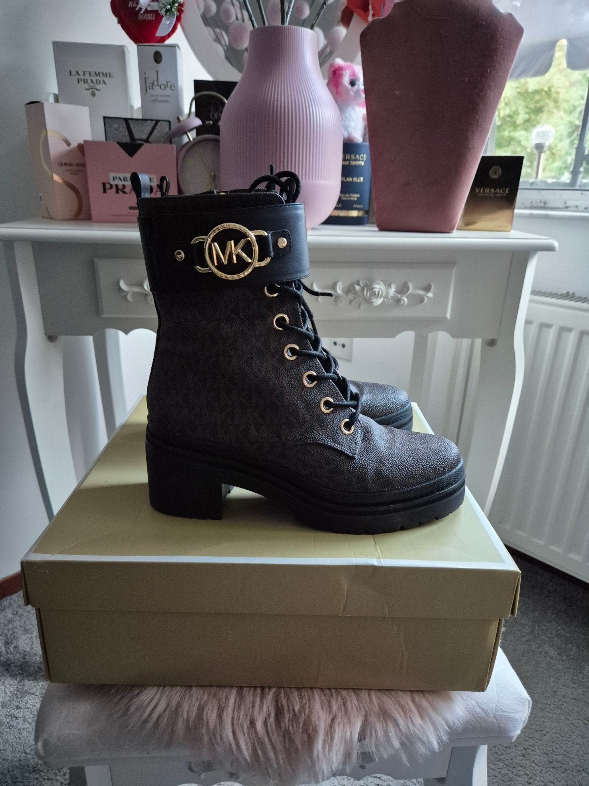 Michael Kors Zwarte Enkellaarzen met Logo en Gesp, Kleding | Dames, Schoenen, Michael Kors, Zwart, Lage of Enkellaarzen, Ophalen of Verzenden