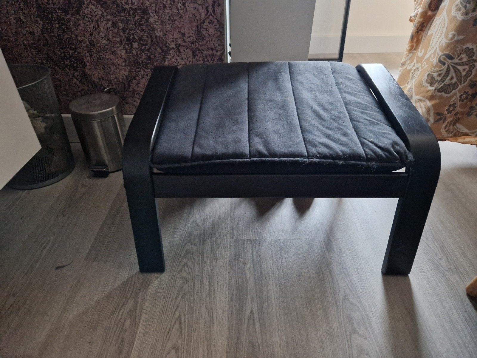 Zwarte hocker met kussen - Zo goed als nieuw, Ophalen, Modern, Scandinavisch, 50 tot 75 cm, Zo goed als nieuw