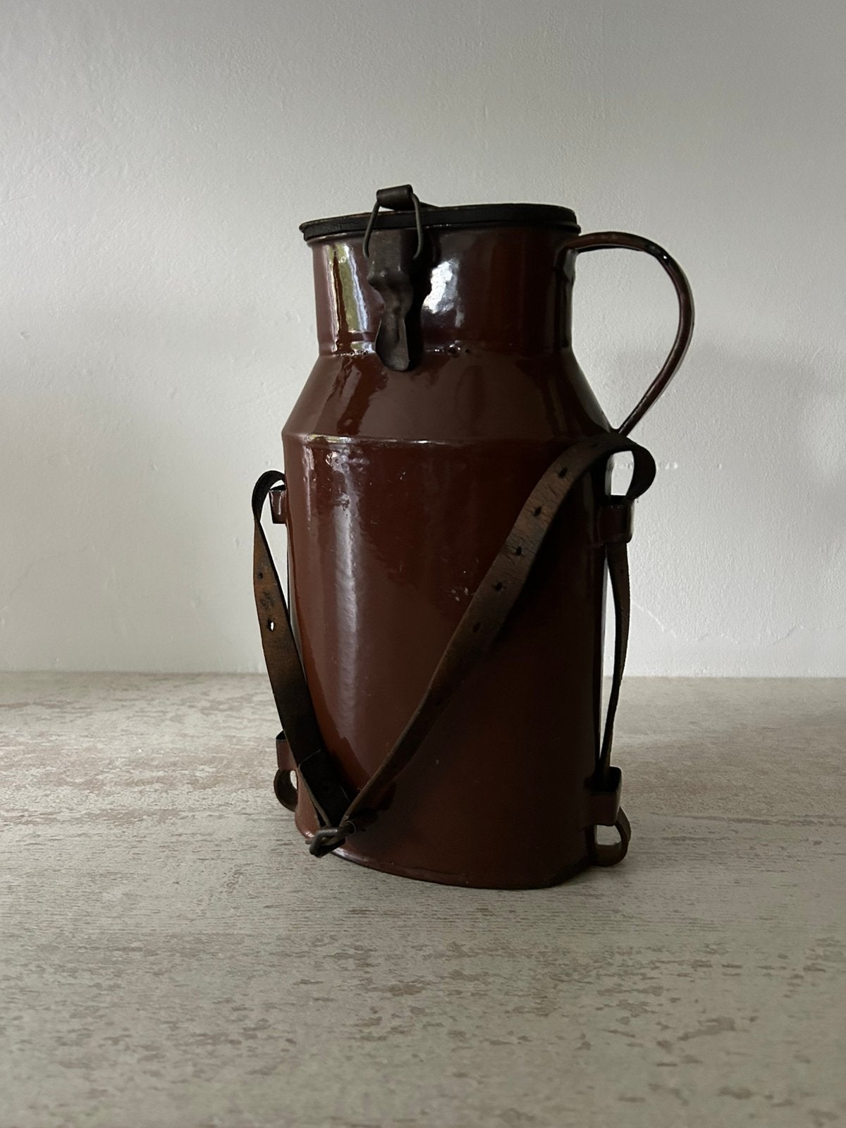 Bruine emaille kan / fles met draagriem, Ophalen of Verzenden